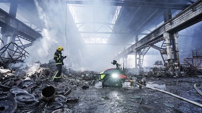 На складах, що горіли після обстрілу, чергують пожежно-рятувальні підрозділи На складах, що горіли після обстрілу, чергують пожежно-рятувальні підрозділи