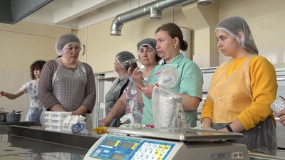 Підвищує ендорфін і викликає посмішку: переселенці у Черкасах дізнавалися тонкощі приготування чизкейка Підвищує ендорфін і викликає посмішку: переселенці у Черкасах дізнавалися тонкощі приготування чизкейка