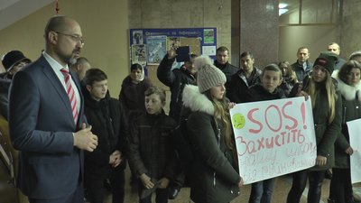 «Врятуйте нашу школу!» - з такими гаслами близько сотні жителів Красноїлля, що на Верховинщині, приїхали до голови ОДА «Врятуйте нашу школу!» - з такими гаслами близько сотні жителів Красноїлля, що на Верховинщині, приїхали до голови ОДА