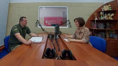 Начальник відділу комплектування 9 прикордонного загону Дмитро Кравченко на ефірі Українського радіо Житомир у ведучої Наталки Кулініч Начальник відділу комплектування 9 прикордонного загону Дмитро Кравченко на ефірі Українського радіо Житомир у ведучої Наталки Кулініч