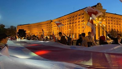 У Києві вшанували білоруський прапор