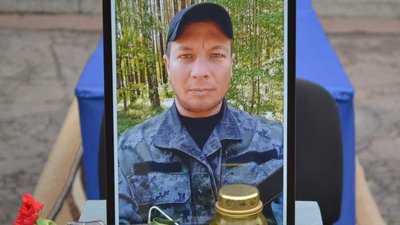 "Мріяв про щасливе та мирне життя". На Сумщині попрощалися з бійцем Денисом Мурзовим