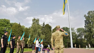 У Кропивницькому в День прапора вручили нагороди військовим та представникам громадських організацій У Кропивницькому в День прапора вручили нагороди військовим та представникам громадських організацій