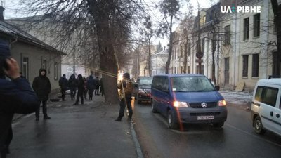 Затримання у центрі Рівного: що відомо Суспільному (ФОТО, ВІДЕО) (ОНОВЛЕНО) Затримання у центрі Рівного: що відомо Суспільному (ФОТО, ВІДЕО) (ОНОВЛЕНО)