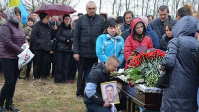 Навіки залишиться 22: на Чернігівщині провели в останню путь бійця Олексія Ротача Навіки залишиться 22: на Чернігівщині провели в останню путь бійця Олексія Ротача