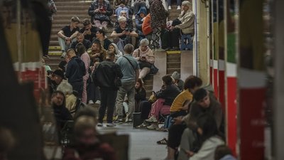 Люди в метро під час нічної атаки РФ. Київ, 15 червня 2026 року