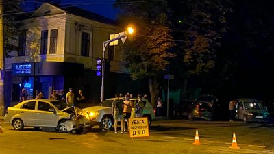 На перехресті у Сумах зіштовхнулись чотири автівки, є травмовані (ОНОВЛЕНО)