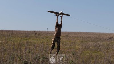 Український військовий запускає дрон