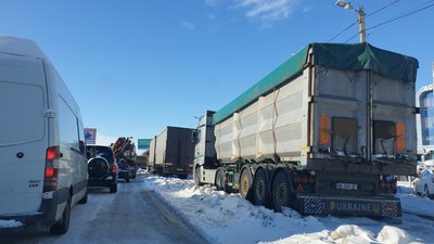 Стояли по 16 годин. На дорогах Кіровоградщини через сніг утворились затори Стояли по 16 годин. На дорогах Кіровоградщини через сніг утворились затори