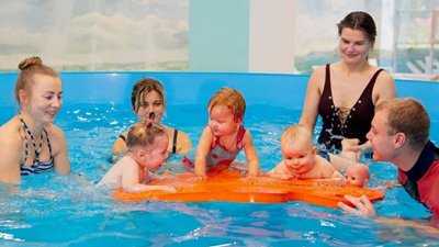 У басейн з народження.Чим корисне раннє плавання для дітей У басейн з народження.Чим корисне раннє плавання для дітей