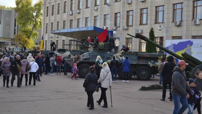 У Житомирі на майдані Корольова показали виставку озброєння та військової техніки