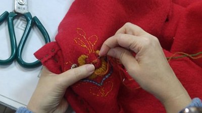 У Тернополі львівська дизайнерка Оксана Сокол вчила робити гуню