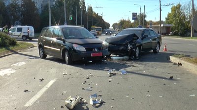 Аварія на одному з перехресть Полтави ускладнено рух автомобілів Аварія на одному з перехресть Полтави ускладнено рух автомобілів