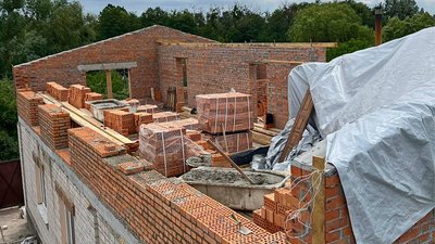На Київщині відновлюють будинок, в який влучила російська ракета На Київщині відновлюють будинок, в який влучила російська ракета