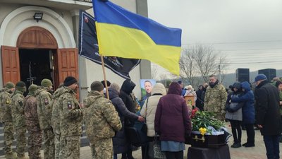 Заповідав, щоб дорогою до кладовища грали пісні улюблених гуртів: черкащани попрощалися із захисником Заповідав, щоб дорогою до кладовища грали пісні улюблених гуртів: черкащани попрощалися із захисником