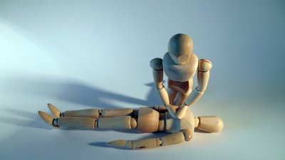 Раптова зупинка серця. Як надати першу домедичну допомогу