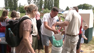 У рівненському "Хіміку" чистили ставок. Як це відбувалося У рівненському "Хіміку" чистили ставок. Як це відбувалося