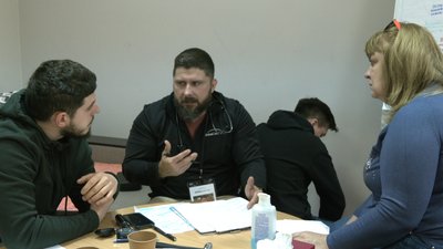 Американські лікарі в Черкасах консультують, людей, які постраждали від війни Американські лікарі в Черкасах консультують, людей, які постраждали від війни