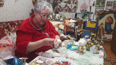 Майстриня з Одещини виготовила та відправила на фронт півсотні сніговиків з ялинкових іграшок