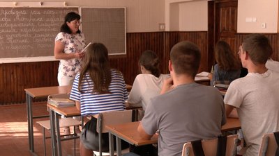Урок української мови веде вчителька Світлана Купира
