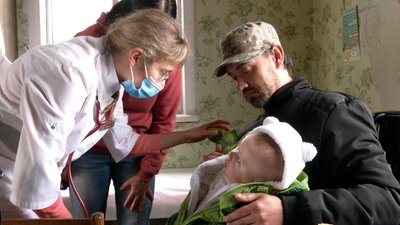До Новоселівки, що біля Чернігова, приїхали лікарі, щоб оглянути дітей До Новоселівки, що біля Чернігова, приїхали лікарі, щоб оглянути дітей