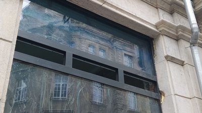 У львівському історичному будинку встановили пластикові вікна та пошкодили фасад У львівському історичному будинку встановили пластикові вікна та пошкодили фасад