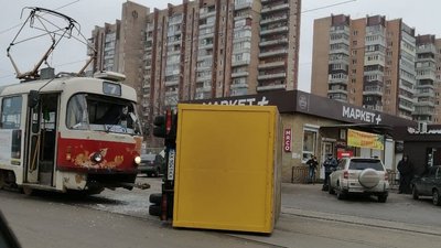 У Харкові трамвай зіткнувся з вантажівкою — автомобіль перекинувся