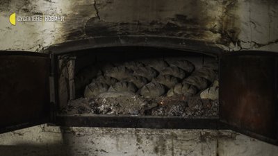 Польський пекар випікає хліб в Бучі Польський пекар випікає хліб в Бучі