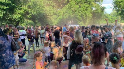 Три сотні херсонців відвідали свято фарб Холі Три сотні херсонців відвідали свято фарб Холі