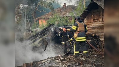 Пожежу на прикордонні Чернігівщини, яка сталася внаслідок обстрілів, гасили до ранку
