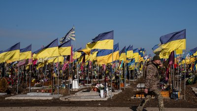 Військовий проходить повз могили загиблих солдат на Алеї Слави у Харкові
