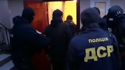 Миколаївські поліцейські затримали чотирьох чоловіків, яких підозрюють у вимаганні грошей