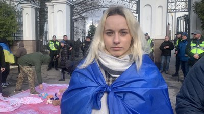 У Тернополі до храму московського патріархату принесли "закривавлені" іграшки
