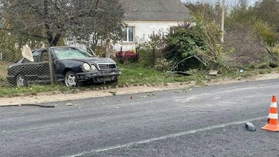На Волині мерседес на швидкості виїхав на узбіччя та збив жінку: водій загинув На Волині мерседес на швидкості виїхав на узбіччя та збив жінку: водій загинув