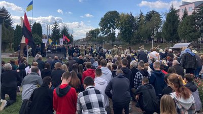 У Підволочиську люди на колінах зустрічають бійця Володимира Пелипіва У Підволочиську люди на колінах зустрічають бійця Володимира Пелипіва