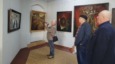 Колеги і друзі Василя Наумця розглядають колективний портрет "Мої друзі" Колеги і друзі Василя Наумця розглядають колективний портрет "Мої друзі"