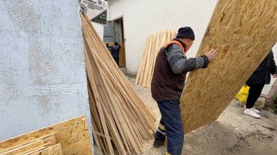 Якщо знесло дах. Добробат ремонтує будинки в Галицинівській громаді Якщо знесло дах. Добробат ремонтує будинки в Галицинівській громаді
