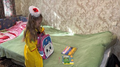 Першокласниця готується до школи Першокласниця готується до школи