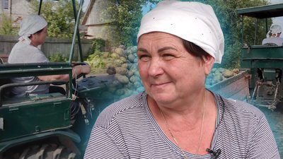 Картопля на Чернігівщині: історія старости з Коропщини, яка сама копає картоплю трактором