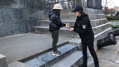 "Не можна побачити пішоходів": у Полтаві роздавали світлоповертальні елементи "Не можна побачити пішоходів": у Полтаві роздавали світлоповертальні елементи