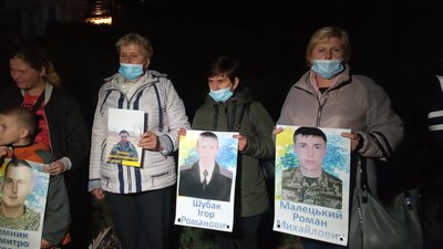 Нагадай про кожного. Родичі полонених та зниклих пройшли центром Києва до офісу Зеленського Нагадай про кожного. Родичі полонених та зниклих пройшли центром Києва до офісу Зеленського