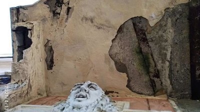 На вулиці Кобилянської у Чернівцях обвалився фасад. Грошей на реставрацію немає На вулиці Кобилянської у Чернівцях обвалився фасад. Грошей на реставрацію немає