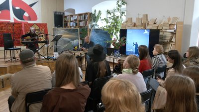Волинянка та кримська татарка представили виставку-концерт "Червоне Чорне"