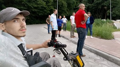 Тарас Хоміцький разом з іншими членами робочої групи моніторить місто на доступність для людей з інвалідністю Тарас Хоміцький разом з іншими членами робочої групи моніторить місто на доступність для людей з інвалідністю