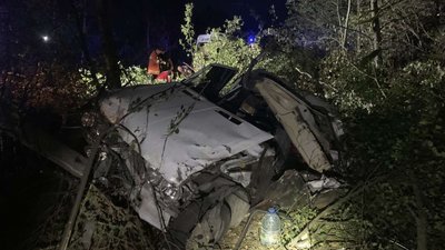 На Житомирщині бензопилами розрізали автомобіль, який потрапив у ДТП, щоб визволити людей