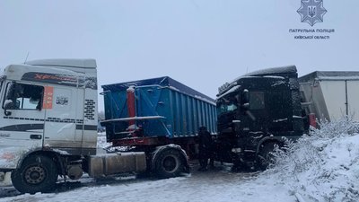 Трасу Київ — Одеса перекривали через аварію трьох вантажівок