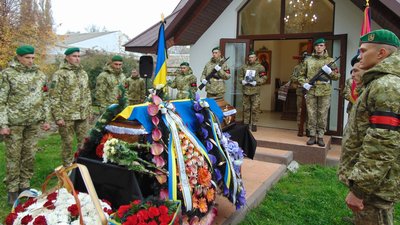 На Закарпатті попрощалися із загиблим захисником Андрієм Димченком На Закарпатті попрощалися із загиблим захисником Андрієм Димченком