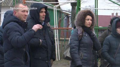 Чотири сотні учнів сільської школи ходять до туалету на вулиці Чотири сотні учнів сільської школи ходять до туалету на вулиці