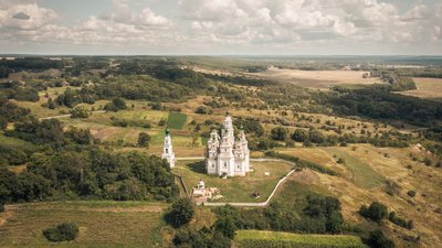 Храм збудовано на пагорбі біля річки Псел Храм збудовано на пагорбі біля річки Псел