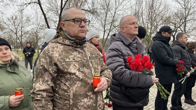 Військовослужбовець ЗСУ з позивним "Лис" вшановує пам'ять жертв Голодомору. Військовослужбовець ЗСУ з позивним "Лис" вшановує пам'ять жертв Голодомору.